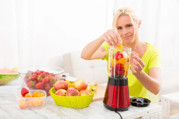 Mujer madura mezclando un batido —  Fotos de Stock